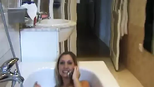 Lucie'nin ilk pornosu teşhirci bir sokak fahişesi sarışın amına seks oyuncağıyla mastürbasyon yapıyor