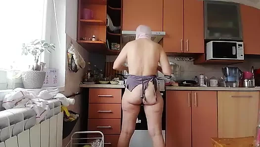 Kıllı amcıklı esmer, büyük memeli, şehvetli ve kıllı kadın mutfakta. Seksi amatör evli kadın kıllı amını tıraş ediyor.