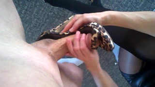 Ayakkabılı kız boşalıyor