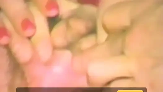 Bir sarışın bol miktarda yarak emiyor ve sonra dildo alıyor