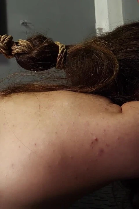 Acımasız değnek olarak askıya alınan kalçalar buck köle Mila'yı kenarda tutuyor ve reddediliyor (1080p)
