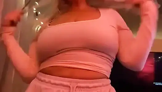 Hareketlerini yavaşlat, işte bu. güzel ve yavaş. Şimdi seni gerçekten hissediyorum. Şimdi git d e e p e e r mmmmmmm evet