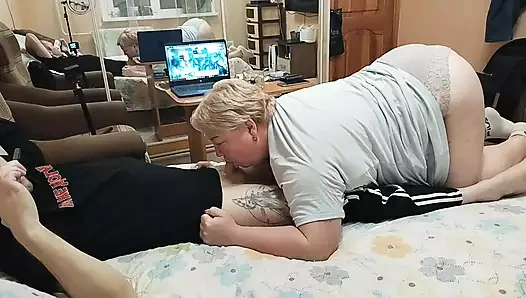 Kayınvalide ağzıyla yarağımı sağıyor ve boşalıyor