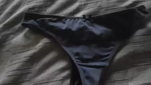 Üvey kızım küçük külotunu yatağında bıraktı