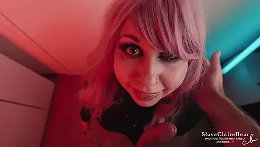 Tombul sürtük yarak emiyor ve tokatlanıyor