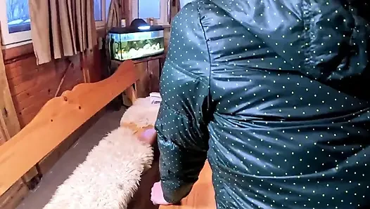 Green Downjacket sigara içmeyi azdırıyor, aşağılıyor ve dağınık döl oyunu