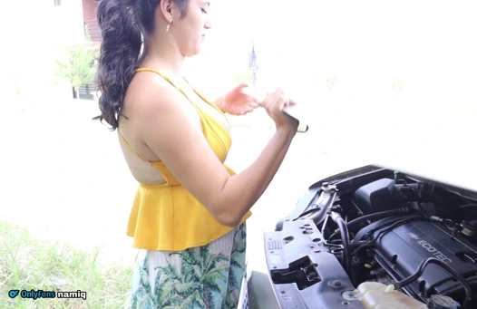 Tamirci ıssız bir yerde mahsur kalan evli kadını sikiyor