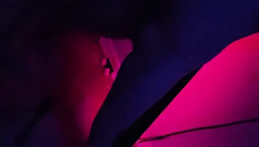 Sert bdsm grup seks. Erkekler zincirlere ve yatağa bağlı kadını sikiyor. grup seks