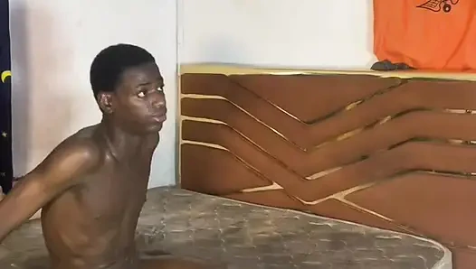 Büyük yarak deliğimi sikiyor