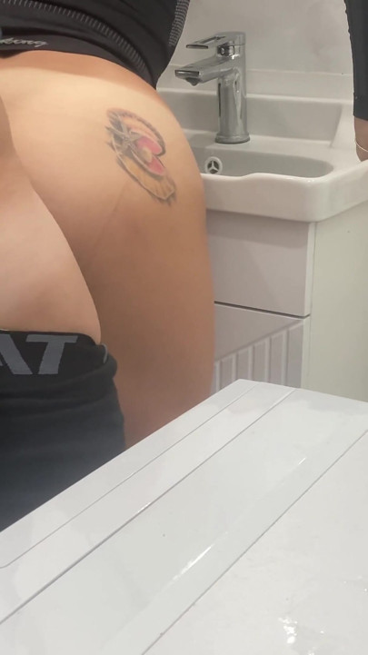 Spor salonu kızı spordan sonra banyosunda sikişiyor