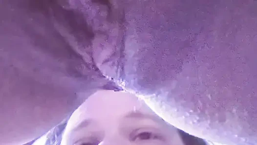 Kelepçeli orta yaşlı seksi kadın amcığını yalatıyor ve domaltarak sikiliyor