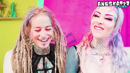 Vahşi iki kadın bir erkek anal üçlü büyük yarak, zıplayan sahte memeler ve pis alternatif sürtükler