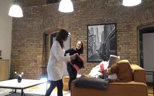 İki kız iç çamaşırlı ve etekli bol kıyafet deniyor