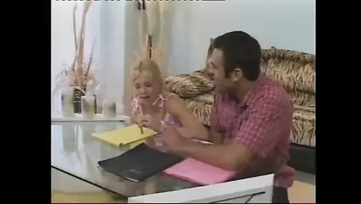 Sıkı amcıklı genç üniversiteli kız büyük yarakla sikiliyor ve ağzına boşalıyor