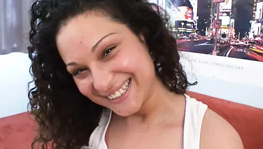 Sie freut sich immer  wieder vor der Kamera zu ficken