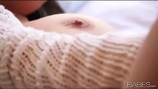 Stacey rae büyük doğal göğüslerinin mükemmel çiftini masaj yapıyor