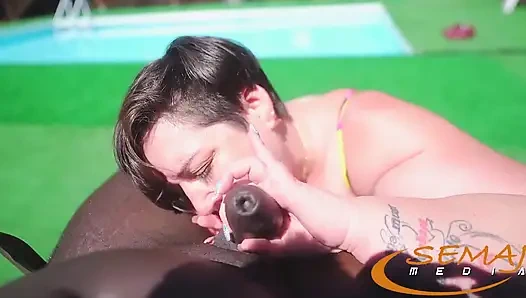 Semaj medya iri güzel kadın Kylie havuz başında yarak emmeyi seviyor!