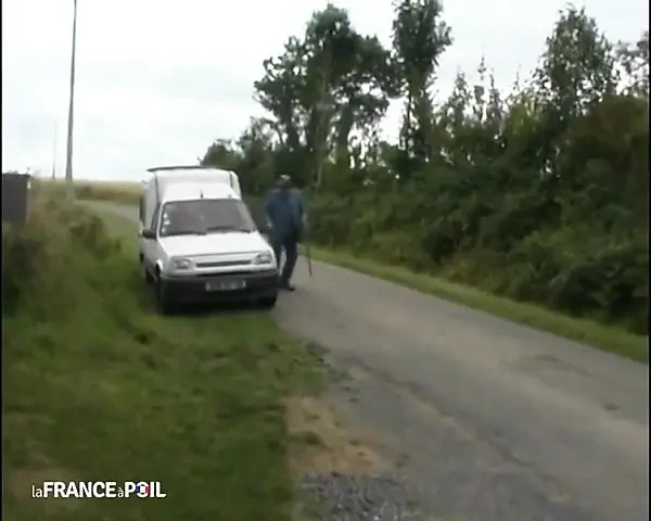 Sapık bir dede taşaklarını fahişenin otobüsünden çıkarmaya geliyor.