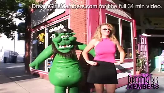 Eğlenceli kamu yanıp sönen ile sıcak swinger milf