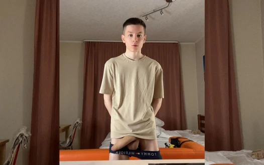 Azgın twink evgeny yine mutfak masasını yanlış yapıyor!!!