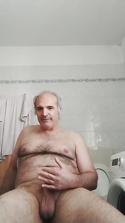 Havzada çok fazla işeme ve uzun bir handjob ve kirli dil