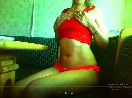 Arkadaşlarımın mutfağında, amımı yapay penis ile siktiğimde gerçek bir orgazm var