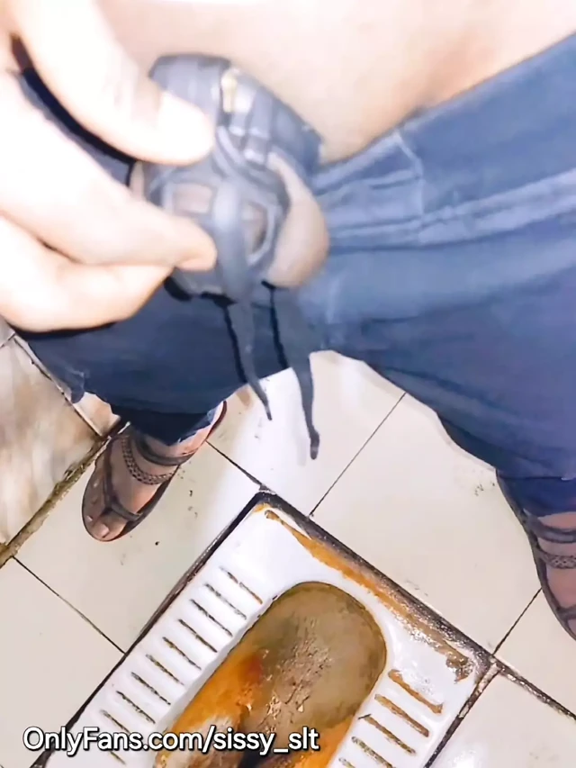 Ladyboy gevşek küçük penisi ve sidikle oynuyor