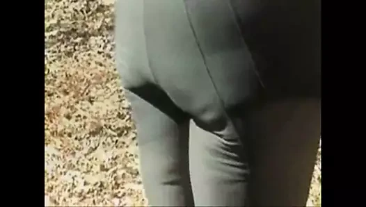 Onun büyük kıçını ganimet deliğinden dövüyorum, vur bana