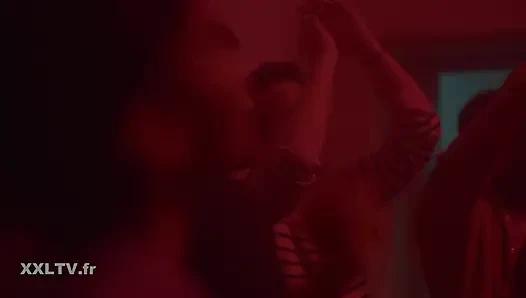 Carollina Cherry tuvalette mastürbasyon yapıyor