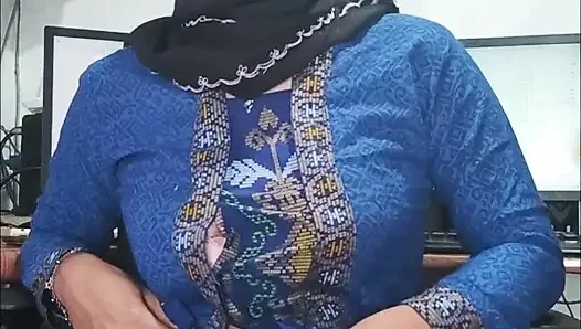 Tesettürlü tgirl orgazm olmak için mastürbasyon yapıyor