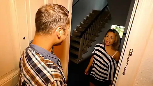 Seksi sarışın kaltak bir adamla sikişmek istiyor