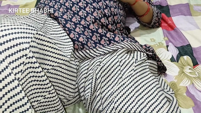 Yere düştüğünde, üvey oğul ona masaj yaparken onu sikiyor