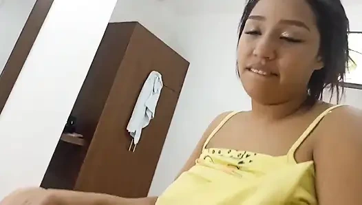 New York'lu ateşli 18 yaşındaki üvey kız kardeşim televizyon izlerken yatağıma giriyor