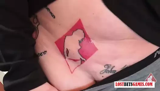 Dövmeli lezbiyen bir oyundan sonra bir tatto alma bedelini öder