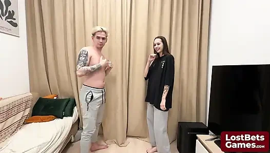 James ve Sofia striptizli elle tokat oyununa katılıyor