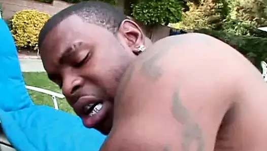 Siyah adam düzgün vücutlu siyah sürtüğü çim sandalyesinde sikiyor