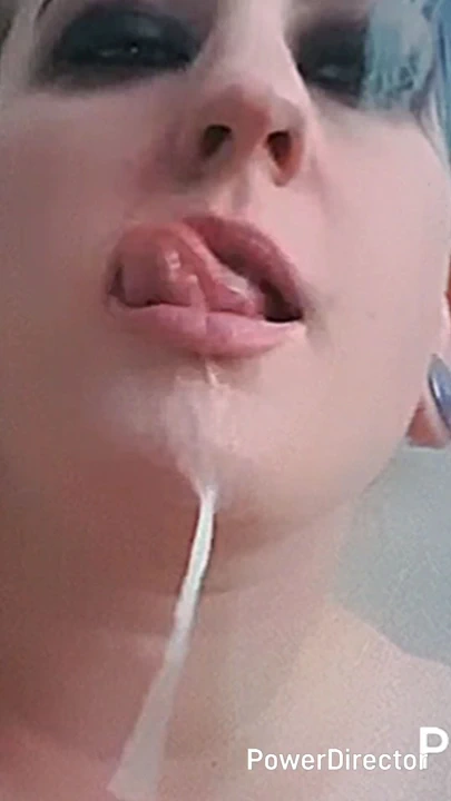 Döl yüzüme yapışıyor