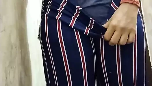 Bhen ko blackmail krke choda aur nahate hue choot m ungli daal di jaberjasti