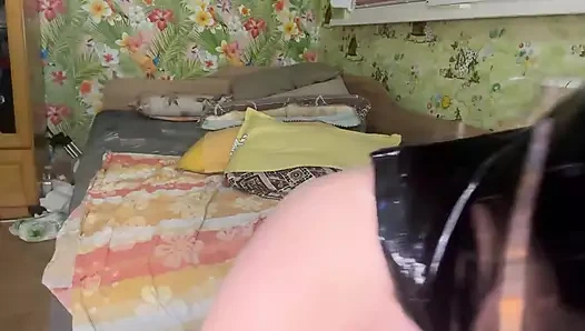 Büyük şişeler ve latekste süper sert ve derin bir sikiş