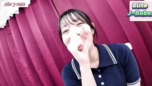 Bir amatör meraklı ve şık idol benzeri cazibe kafe seven tatlılıkla parlıyor