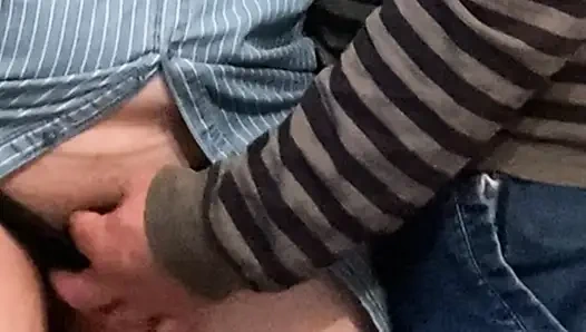 Rastgele yabancının elbisenin altında yapışkan parmakları