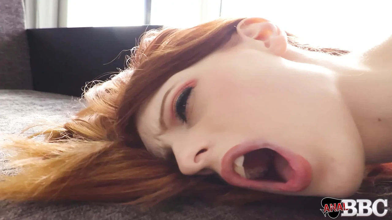 Alex Harper em estreia anal - modelo ruiva leva pau preto enorme