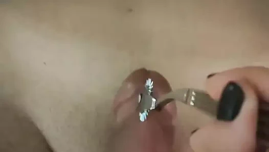 Acı çeken yarak ve taşaklar üzerinde tekerlek üzerinde