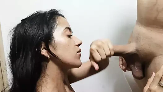 Beni evde tesisatçıyla yalnız bırakıyorlar ve onu boşaltana kadar sikiyorum