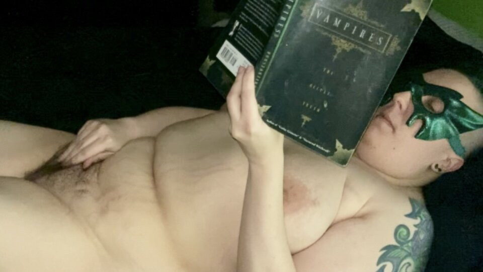Keeno vampir iyi bir kitap okur