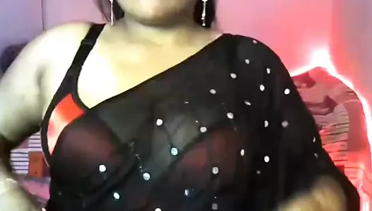 Ev hanımı çırılçıplak soyundu ve sikildi ve kız sakso çekti.