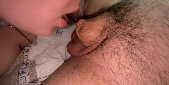 Aman tanrım bu küçük yarak sadece 2 cm sadece ürkütücü ama onun dölünü görmeyi çok seviyorum