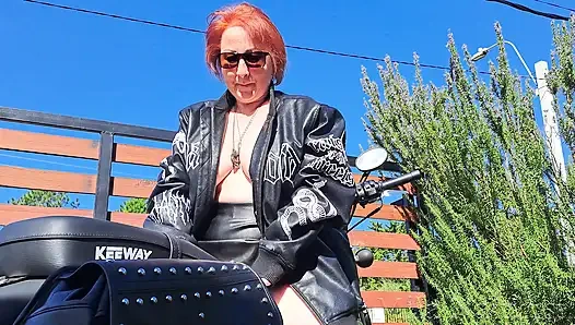 Biker-mädchen hinter den kulissen: Leder, schwarzes Fahrrad &ein freches geheimnis (voll in Bio)