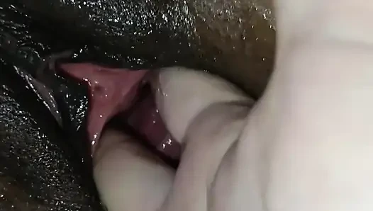 Zenci sıska karım yumrukla sikişiyor ve fışkırtıyor