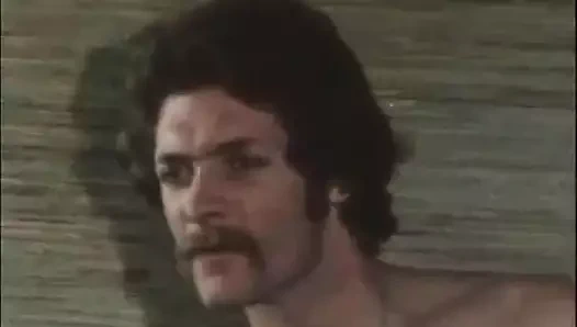 Büyük memeli orta yaşlı seksi kadın sert yarağa biniyor